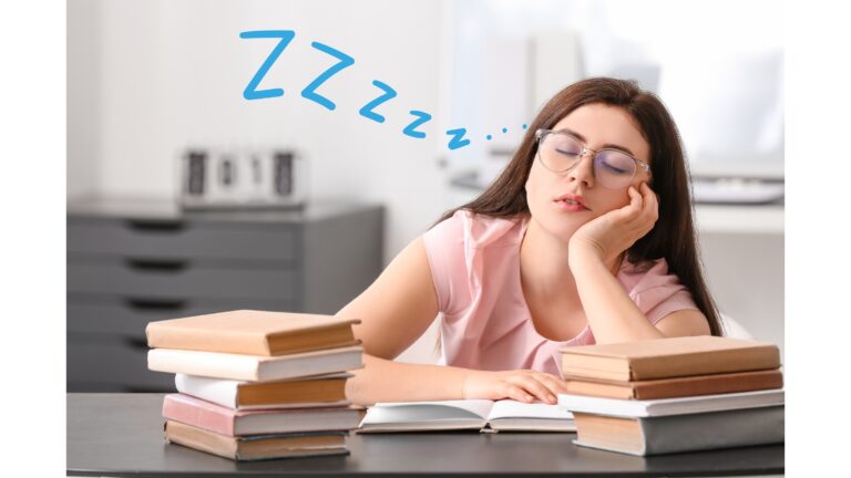 mujer cansada por no dormir bien